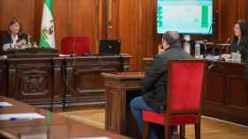 El acusado de dejar morir a su madre de hambre y sed comparece ante el tribunal en la primera sesión del juicio en Sevilla.