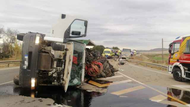 Un muerto y 13 heridos tras volcar un camión sobre un autobús en Lorca
