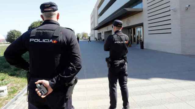 En la imagen, la Policía Nacional vigila las puertas de la Audiencia de Castellón.