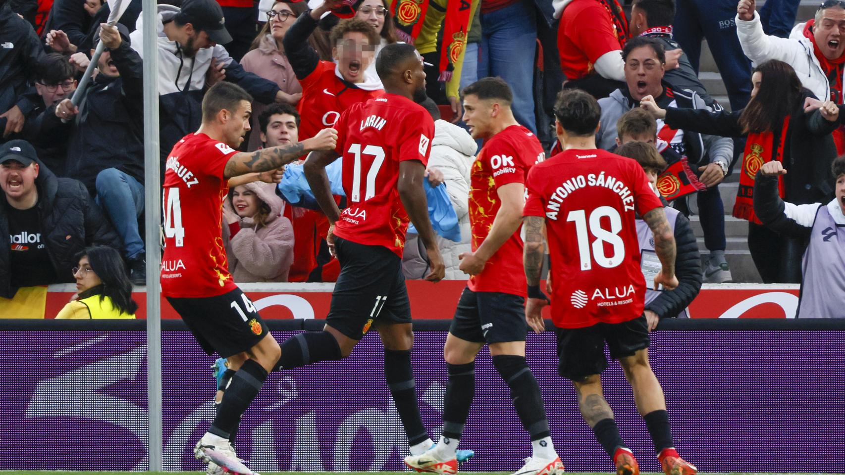 Los jugadores del Mallorca celebran un gol.