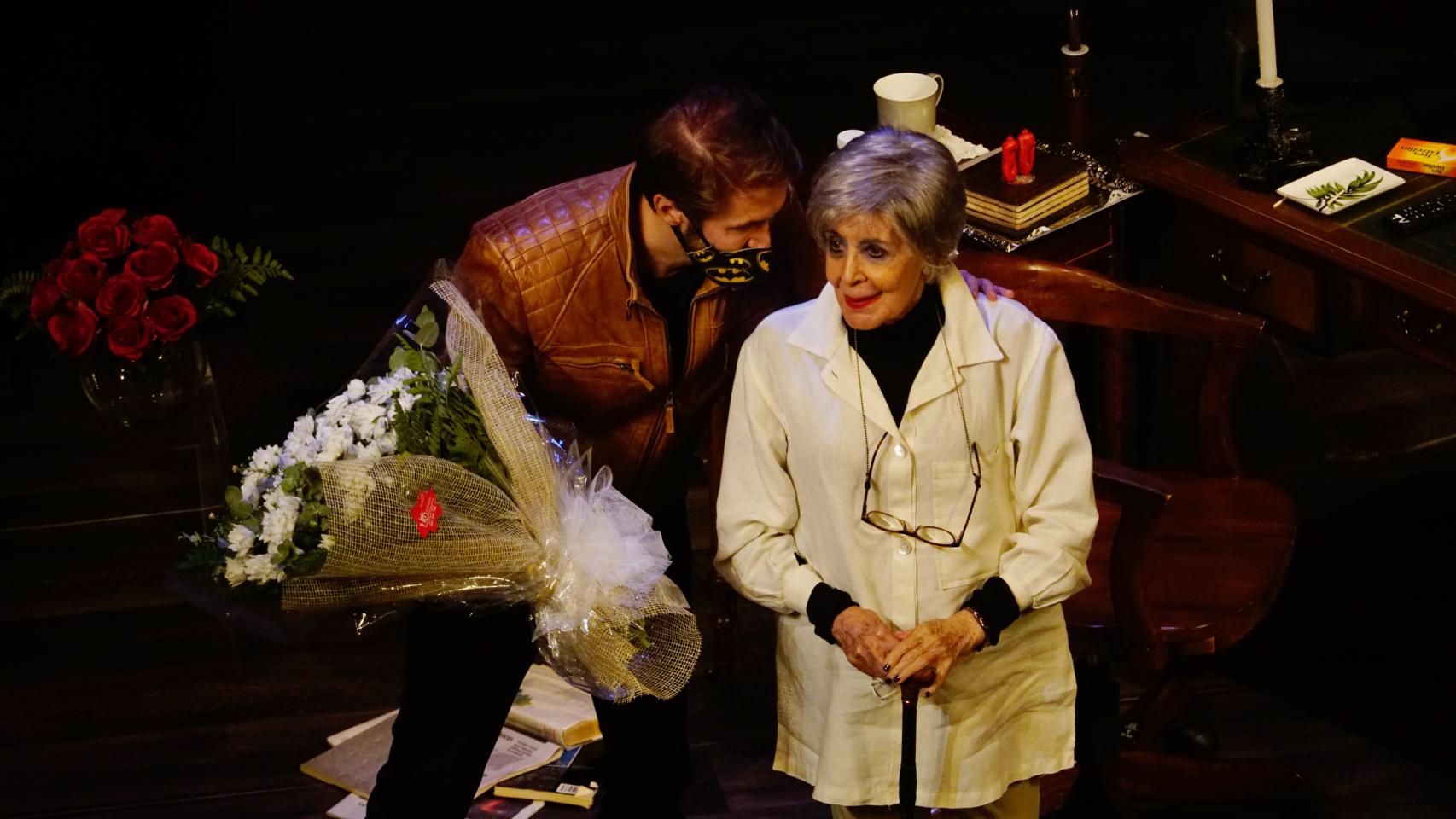 Manuel junto a su madre, en una de las últimas apariciones de Concha Velasco sobre el escenario.