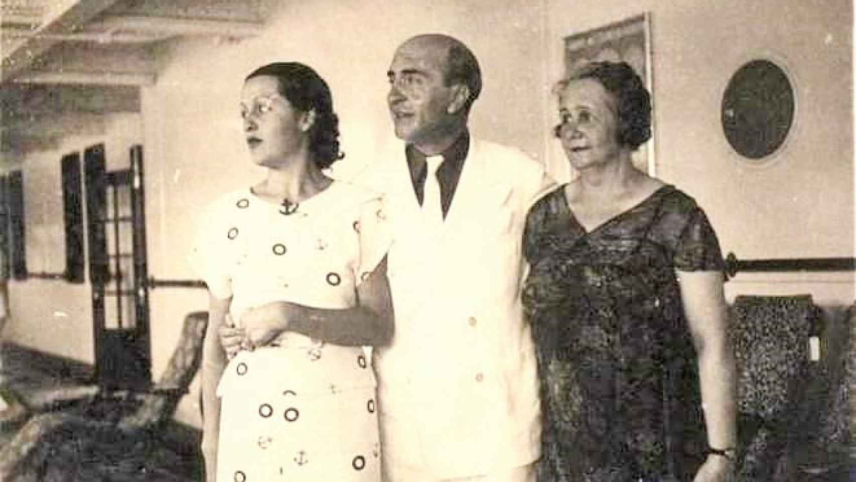 Oteyza con su mujer y su hija en el barco que les lleva a Venezuela (1933)