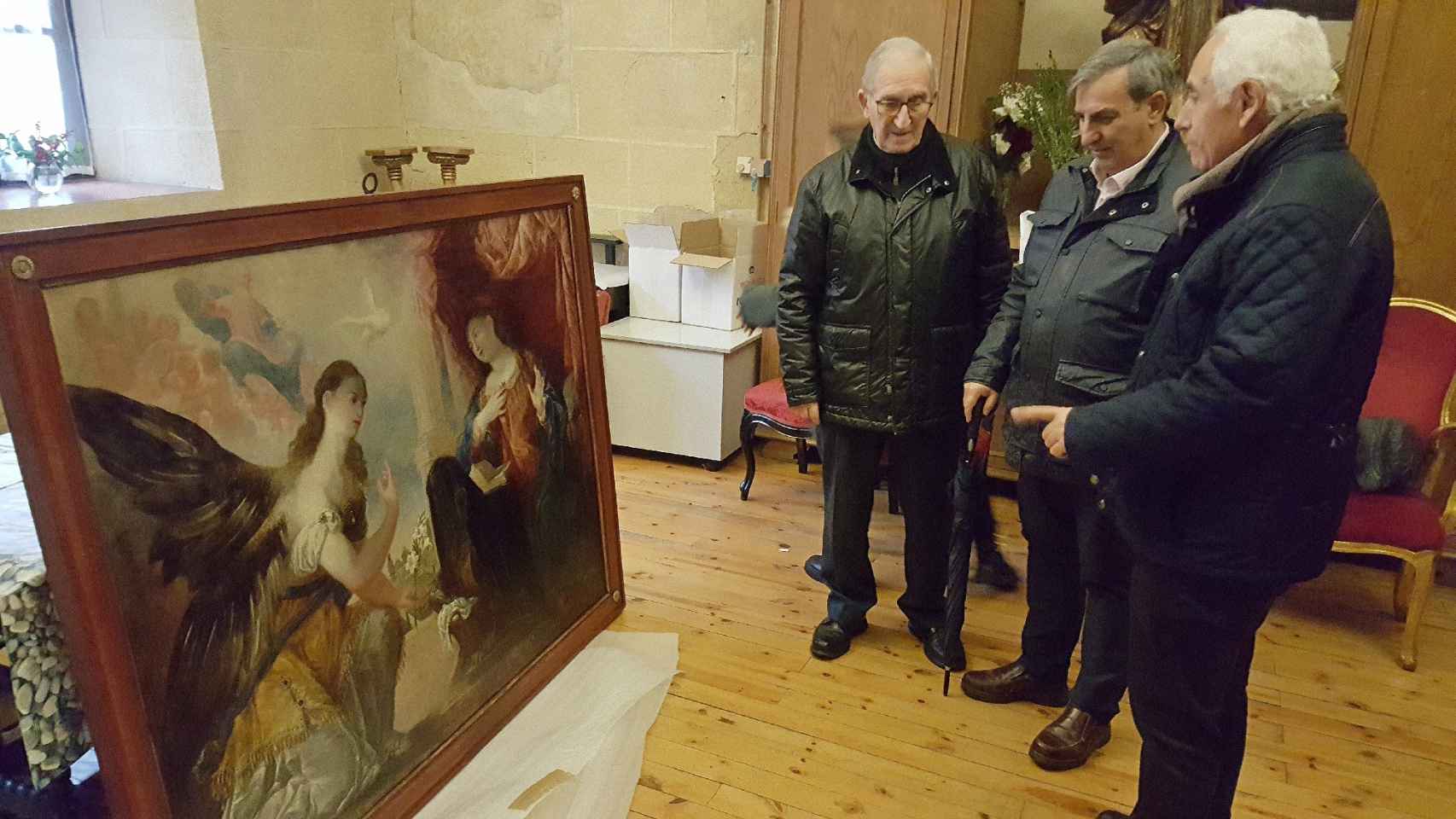 El delegado territorial de la Junta y el director del Servicio Territorial de Cultura, Turismo y Deporte comprueban la restauración de tres obras calcinadas por las llamas en una iglesia de Segovia