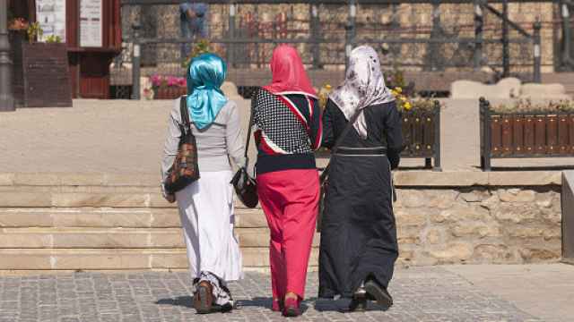 Tres mujeres azerbaiyanas paseando en Bakú.