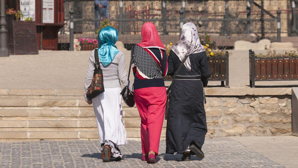 Tres mujeres azerbaiyanas paseando en Bakú.