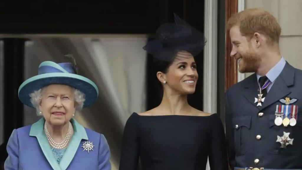 Harry y Meghan junto a Isabel II en un acto público.