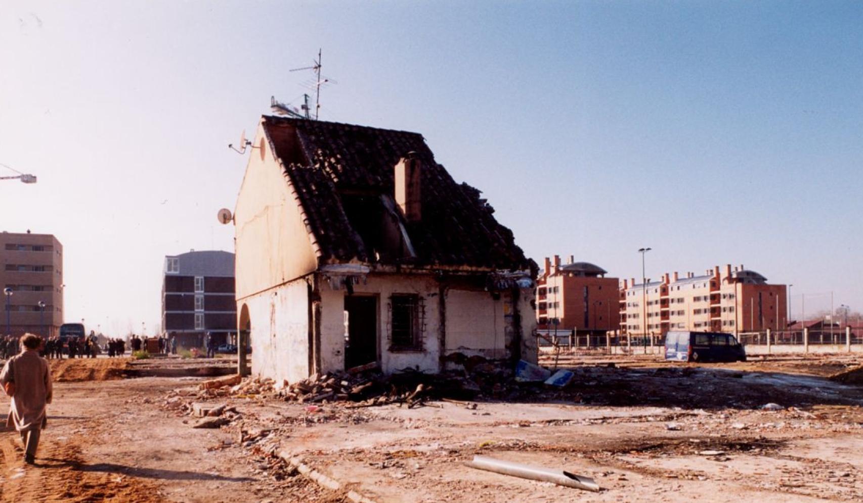 Último edificio que quedaba en pie en el poblado de la Esperanza el 17 de enero de 2003