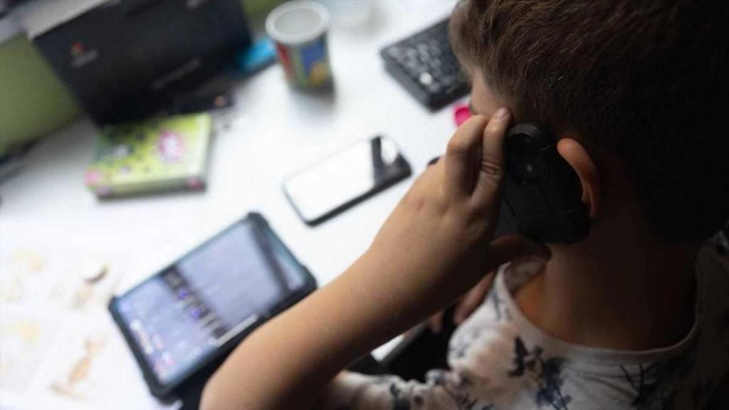 Un menor utilizando un teléfono móvil.