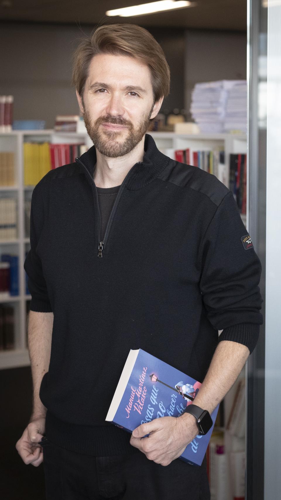 Manuel Martínez Velasco, posando junto a su libro, en marzo de 2022.