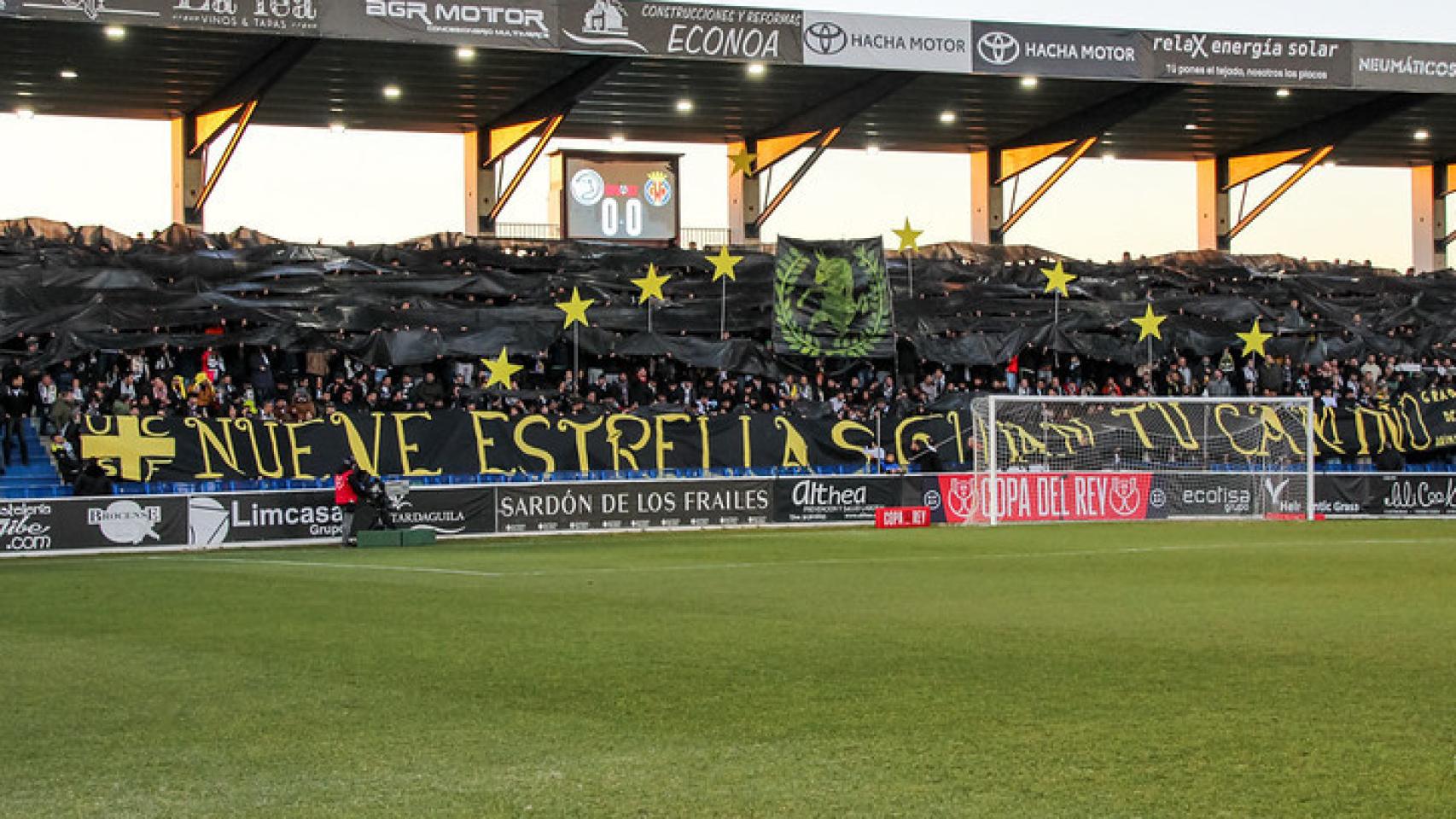 Imagen del césped y de uno de los fondos del estadio Reina Sofía, donde juega Unionistas de Salamanca.