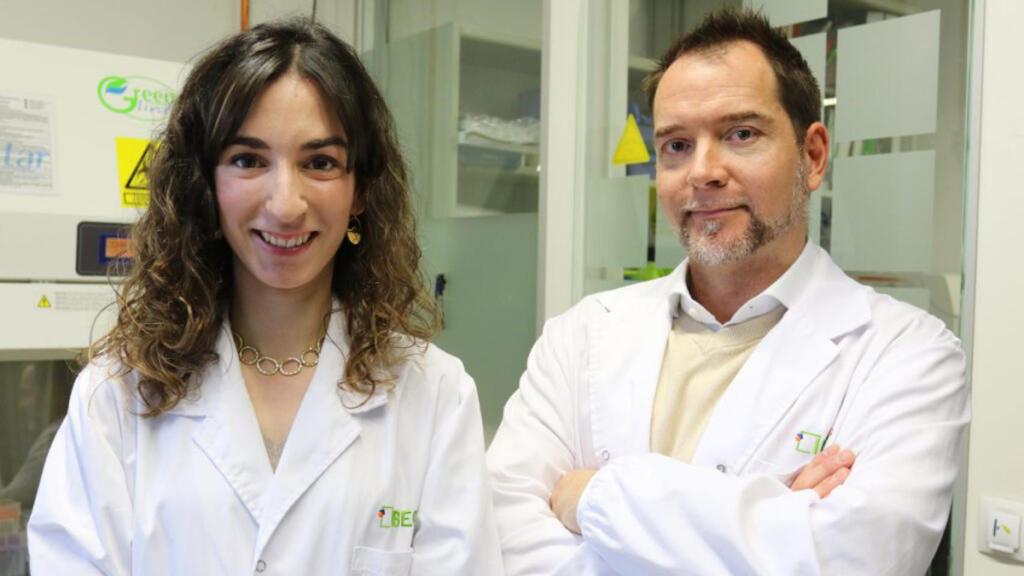 Izqu: Meritxell Serra Casablancas. Der: Samuel Sánchez. Ambos en el IBEC.