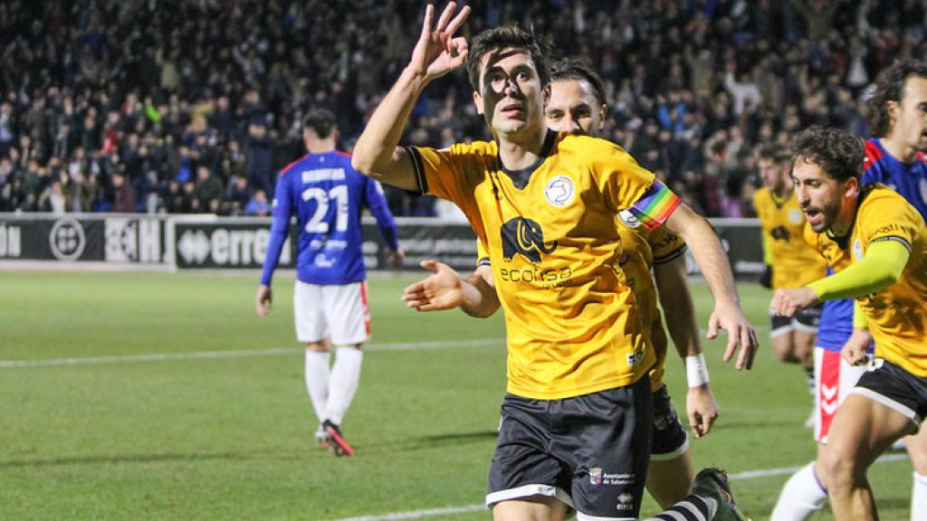 Héctor Nespral, capitán de Unionistas de Salamanca, celebra un gol.