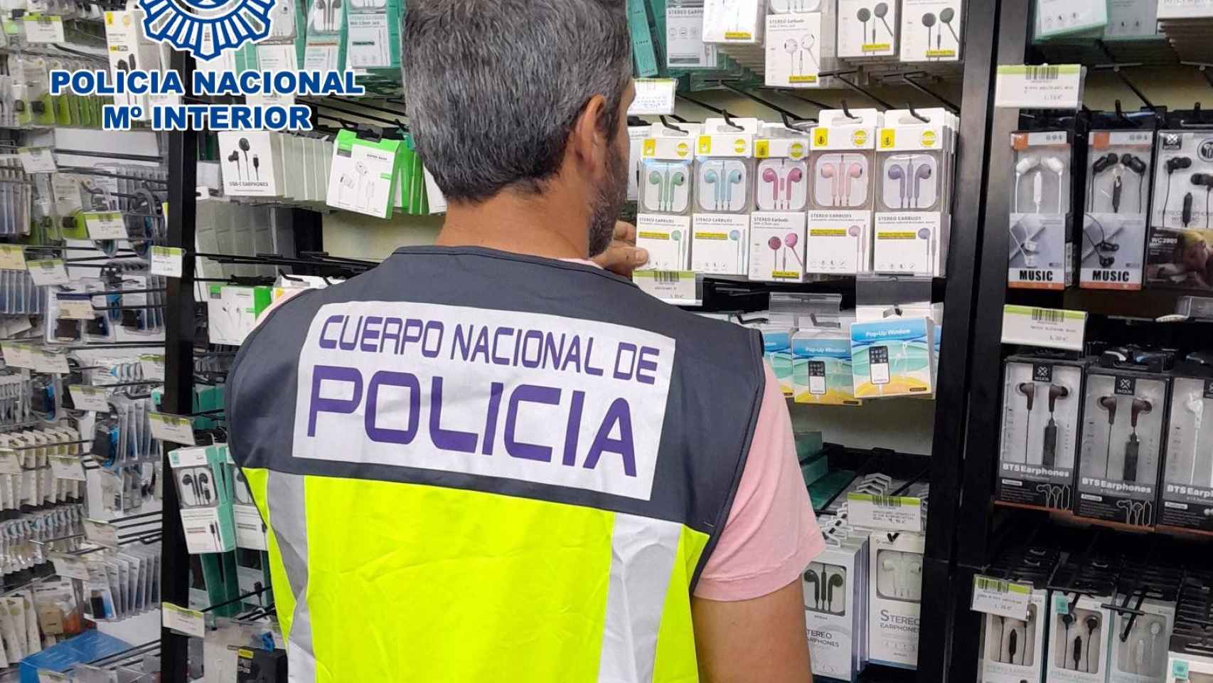 La Policía Nacional en una operación contra la falsificación de material electrónico