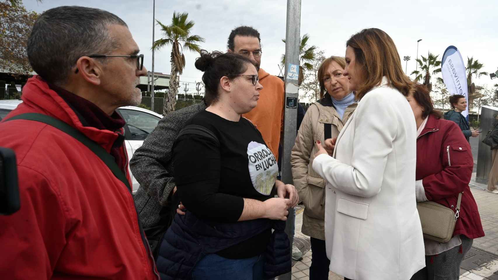 La alcaldesa de Valencia, María José Catalá, con los vecinos del barrio de Orriols. EE