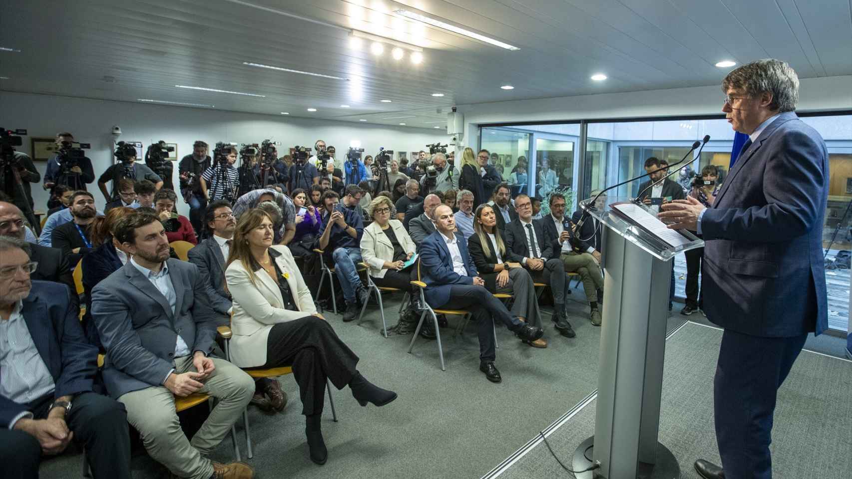 Cales Puigdemont ante Toni Comín, Laura Borràs, Jordi Turull y Míriam Nogueras, el pasado 9 de noviembre en Bruselas al presentar el acuerdo de investidura.