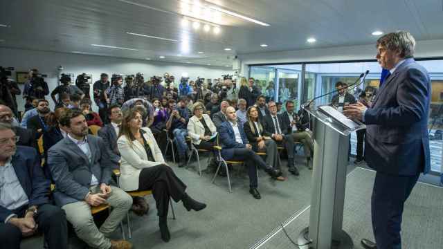 Cales Puigdemont ante Toni Comín, Laura Borràs, Jordi Turull y Míriam Nogueras, el pasado 9 de noviembre en Bruselas al presentar el acuerdo de investidura.