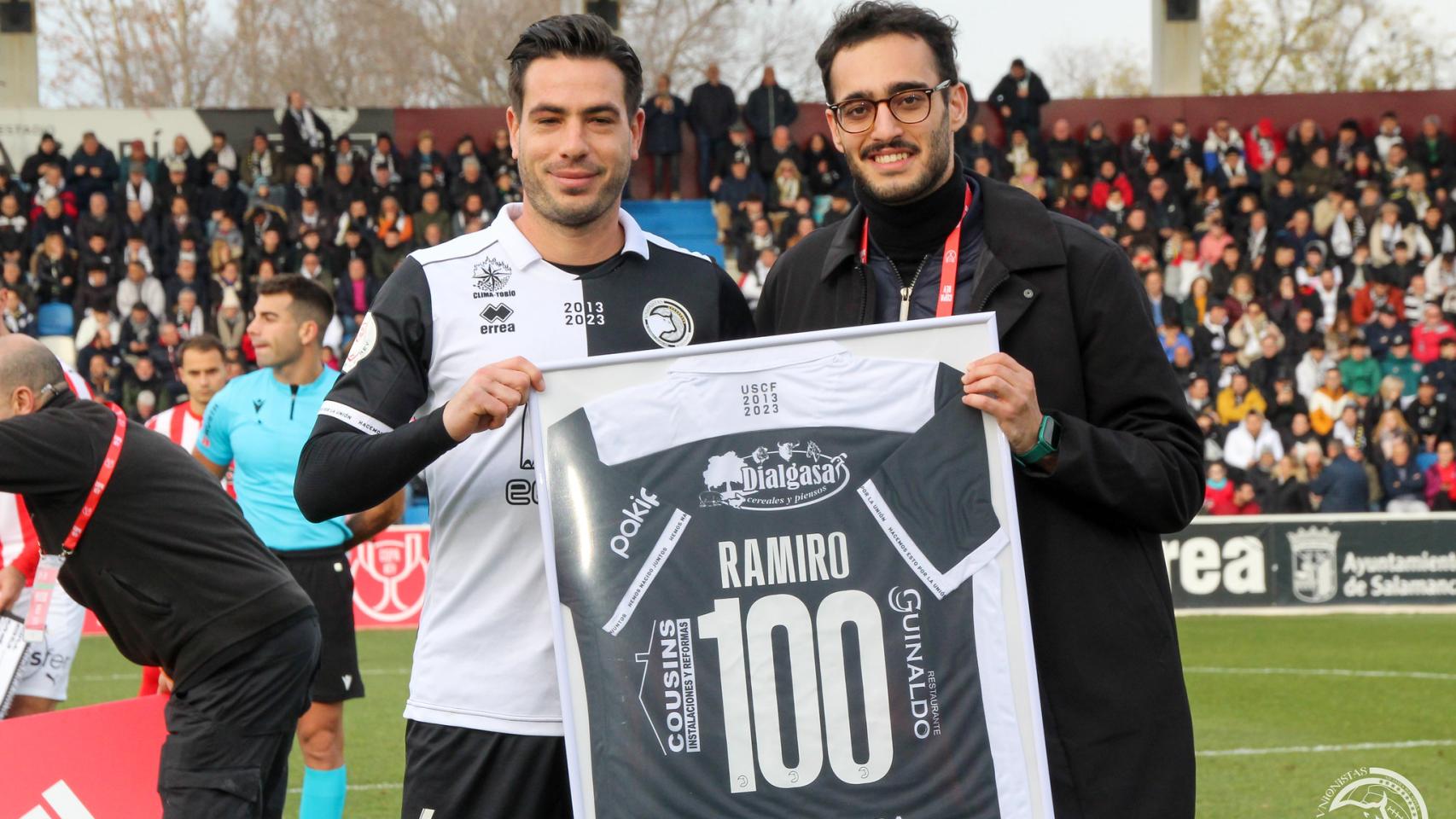 Ramiro Mayor, junto al directivo Miguel Ampuero, celebra sus 100 partidos con Unionistas de Salamanca.