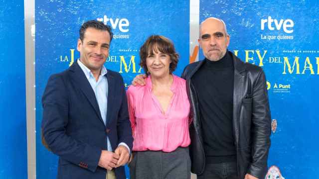 El director de À Punt Alfred Costa con los protagonistas Luis Tosar y Blanca Portillo.