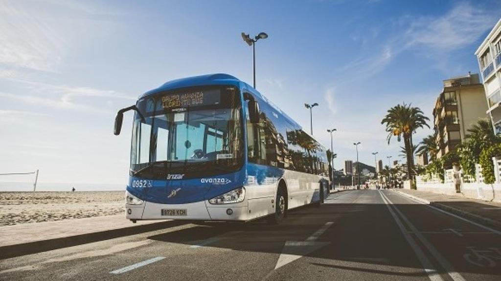 Un autobús recorriendo el norte de Alicante, en imagen de archivo.