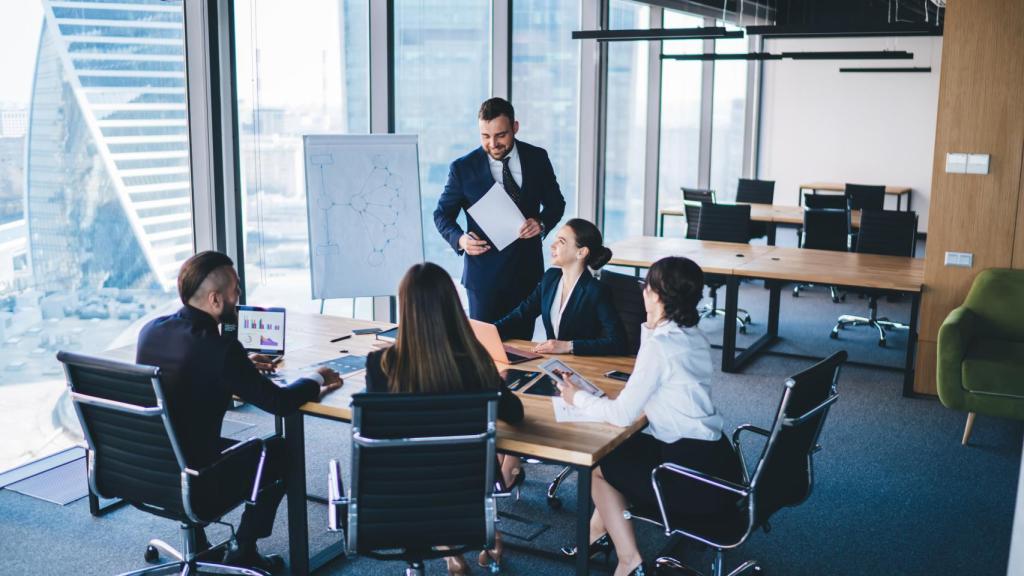 Varios empleados en una empresa, en una imagen de archivo.