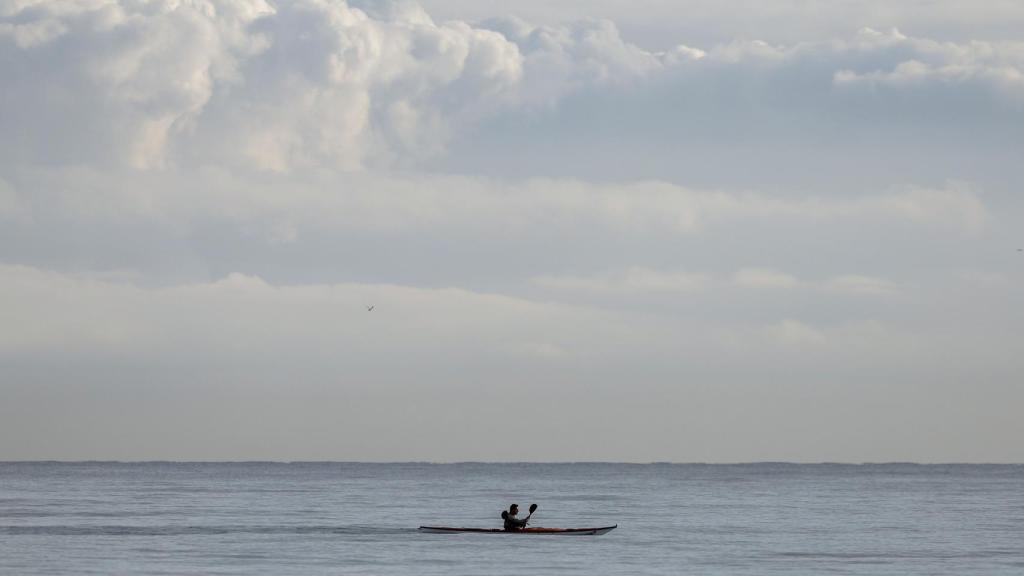 Un piragüista en la playa de la Malvarrosa, la pasada semana.