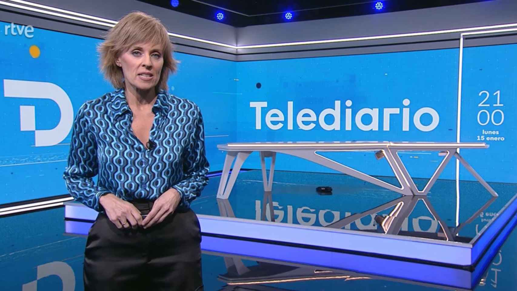 Marta Carazo en su debut como presentadora del Telediario 2