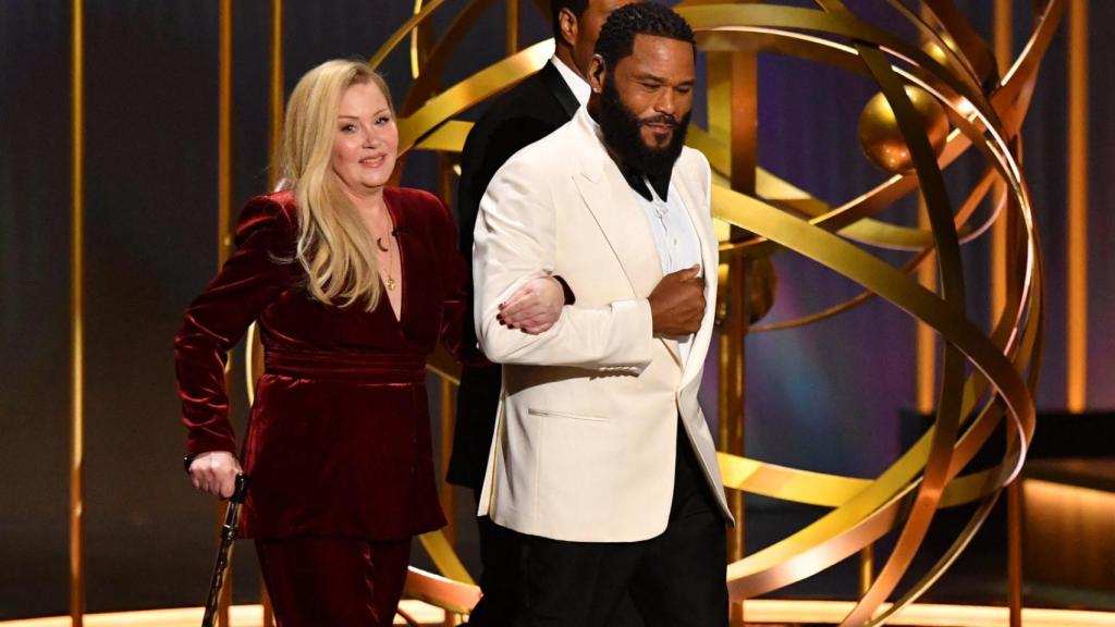 Christina Applegate se roba el show en los Emmy al bromear sobre su enfermedad tras recibir una ovación