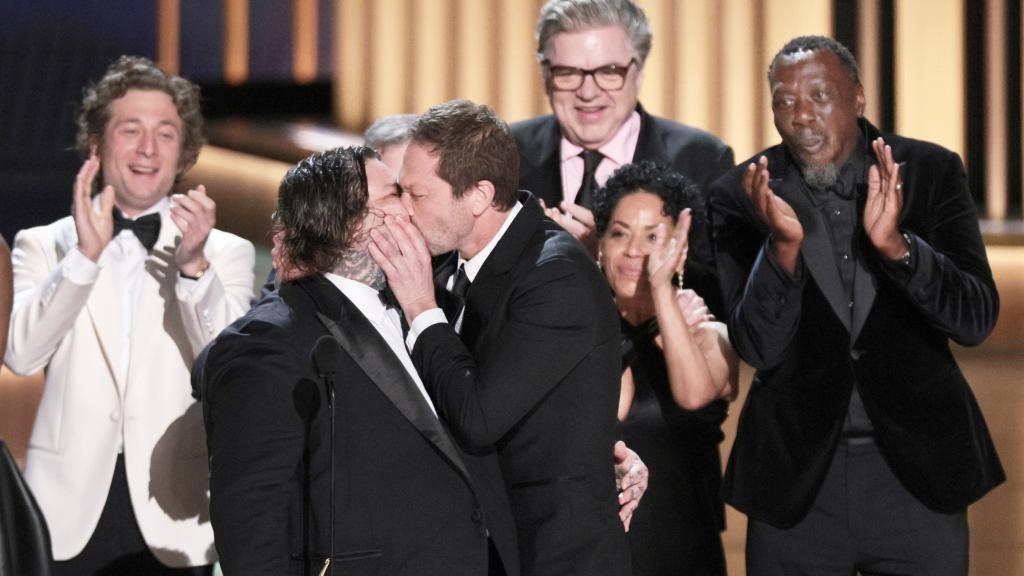 Los protagonistas de 'The Bear' se besan en la gala de los Emmy.