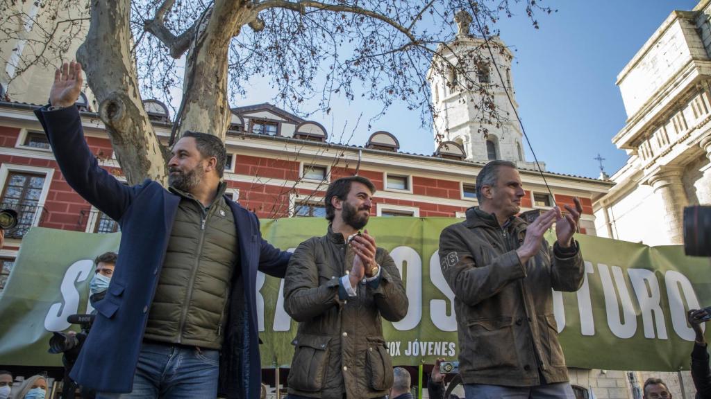 Santiago Abascal junto a Javier Ortega-Smith, y a Juan García-Gallardo