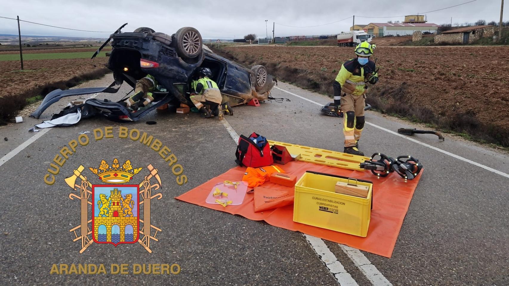 Los Bomberos de Aranda de Duero trabajando en la excarcelación del herido en Campillo de Aranda, Burgos