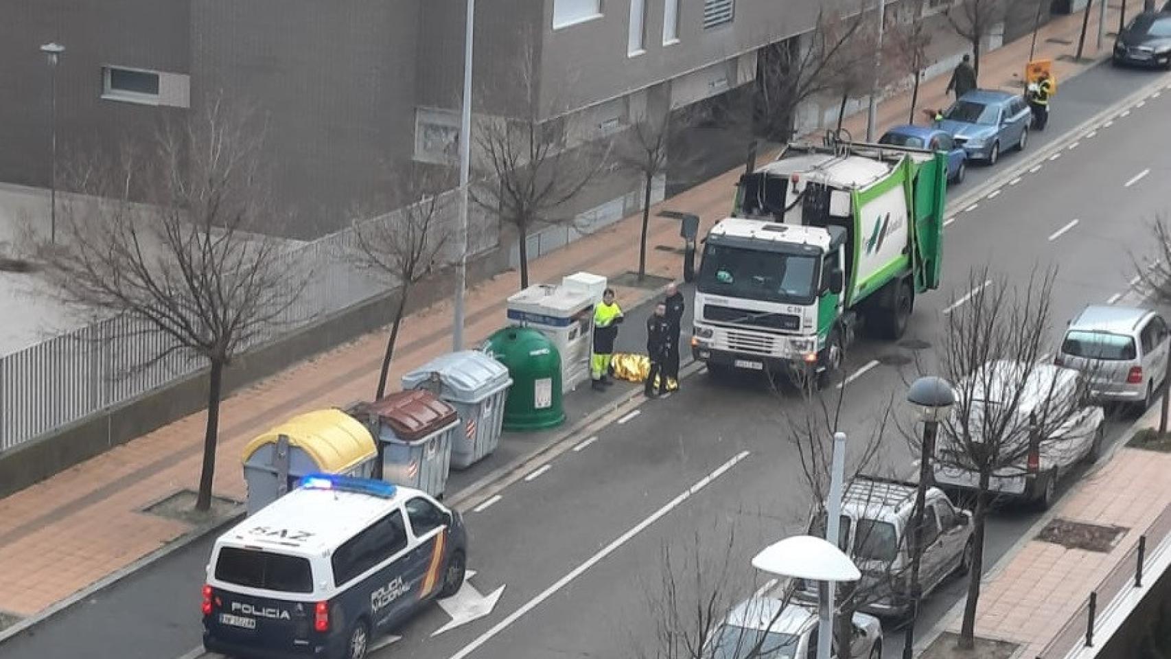 Herida una mujer tras caer de un camión de la limpieza en Valladolid