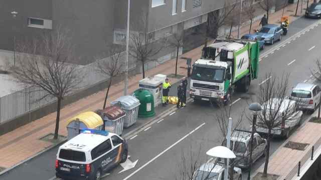 Herida una mujer tras caer de un camión de la limpieza en Valladolid