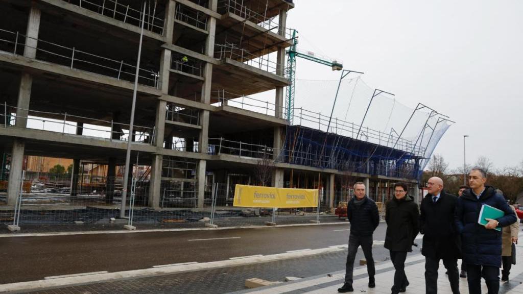 Carnero visita el nuevo barrio de Cuarteles de Valladolid