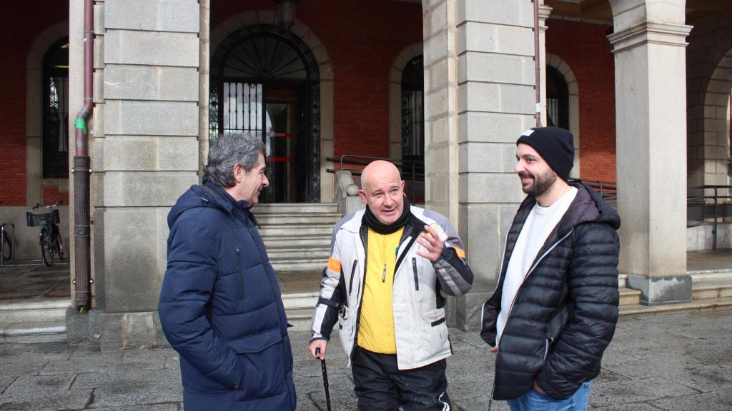 El concejal de Deportes, Manuel Alonso, el presidente de la Asociación Zamorana de Esclerosis Múltiple (AZDEM), Andrés Campos y Prudencio Macías