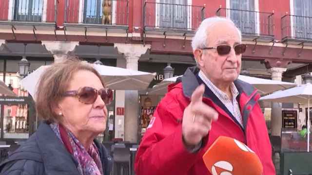 El hombre que no ha dejado a su mujer opinar sobre igualdad en la plaza Mayor de Valladolid