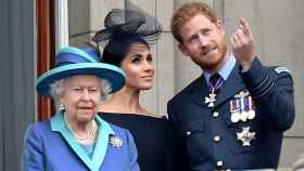 La reina Isabel II, Meghan Markle y el príncipe Harry, en el palacio de Buckingham, en 2018.