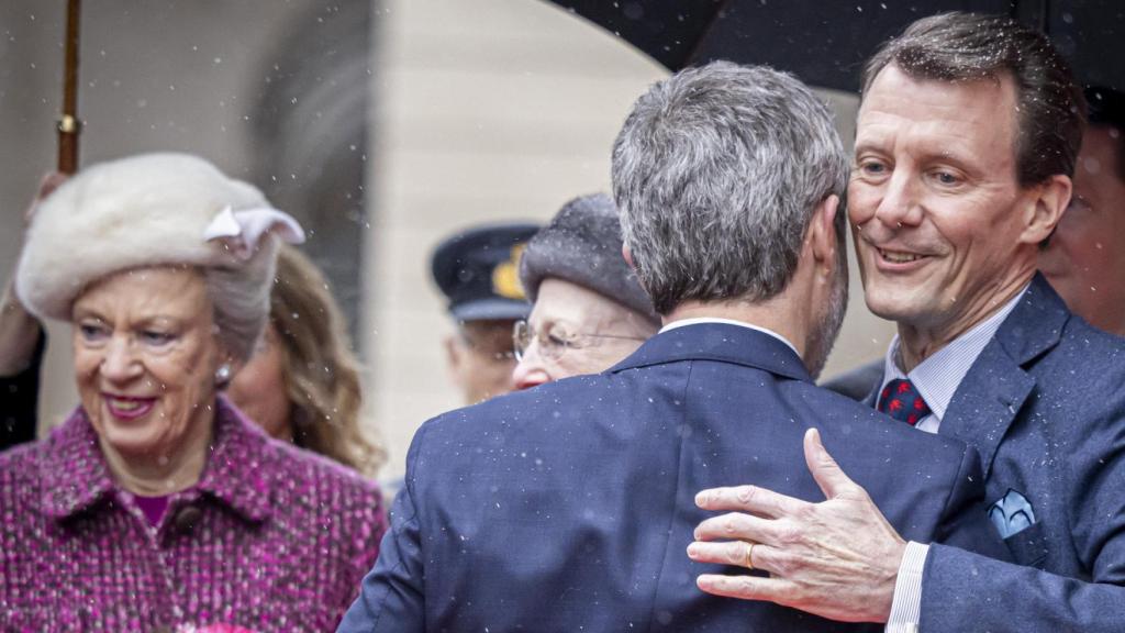 Joaquín de Dinamarca junto a su hermano, madre y tía, en la proclamación de Federico X como Rey.