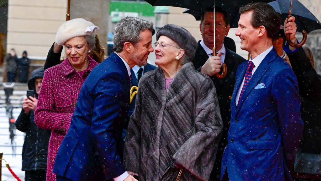 Joaquín de Dinamarca, junto a su madre y hermano un día después de la abdicación de Margarita II.