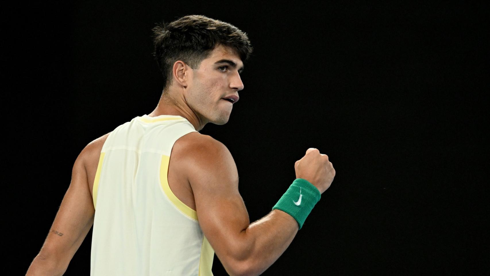 Carlos Alcaraz celebra un punto frente a Richard Gasquet en el Open de Australia.