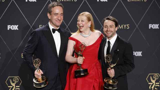 Los intérpretes Matthew Macfadyen, Sarah Snook y Kieran Culkin con sus premios Emmy por 'Succession'. Foto: EFE/EPA/CAROLINE BREHMAN
