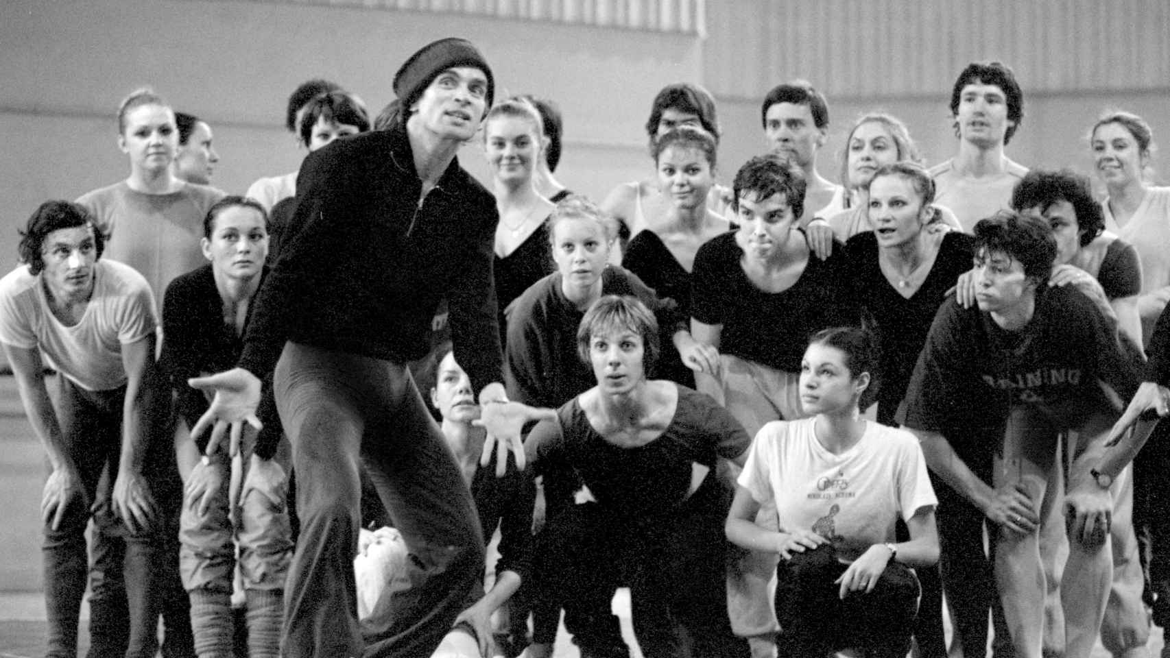Rudolf Nuréyev con los bailarines de la Ópera de París durante una representación de 'Don Quijote' en 1981. Foto: © Francette Levieux