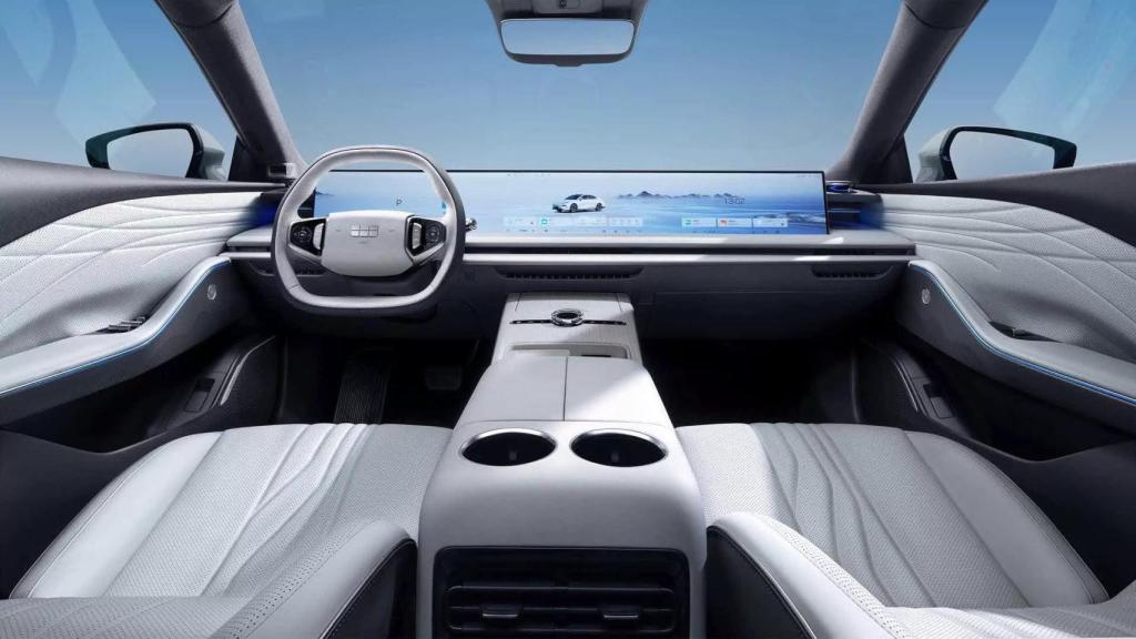 La pantalla del nuevo coche de Geely es de 45 pulgadas y ocupa todo el salpicadero