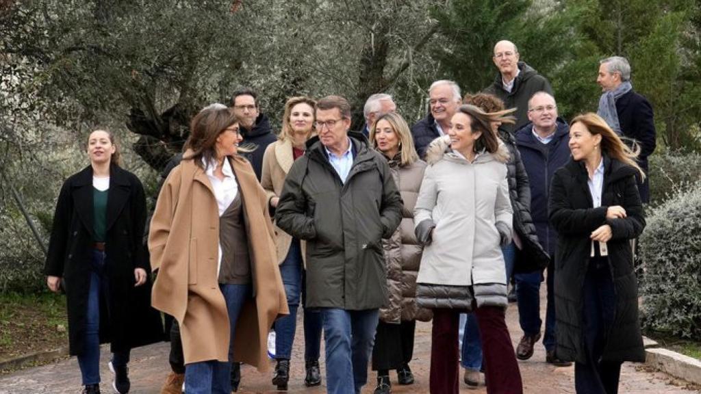 Alberto Núñez Feijóo junto a su equipo durante el encierro de tres días de la pasada semana en Toledo