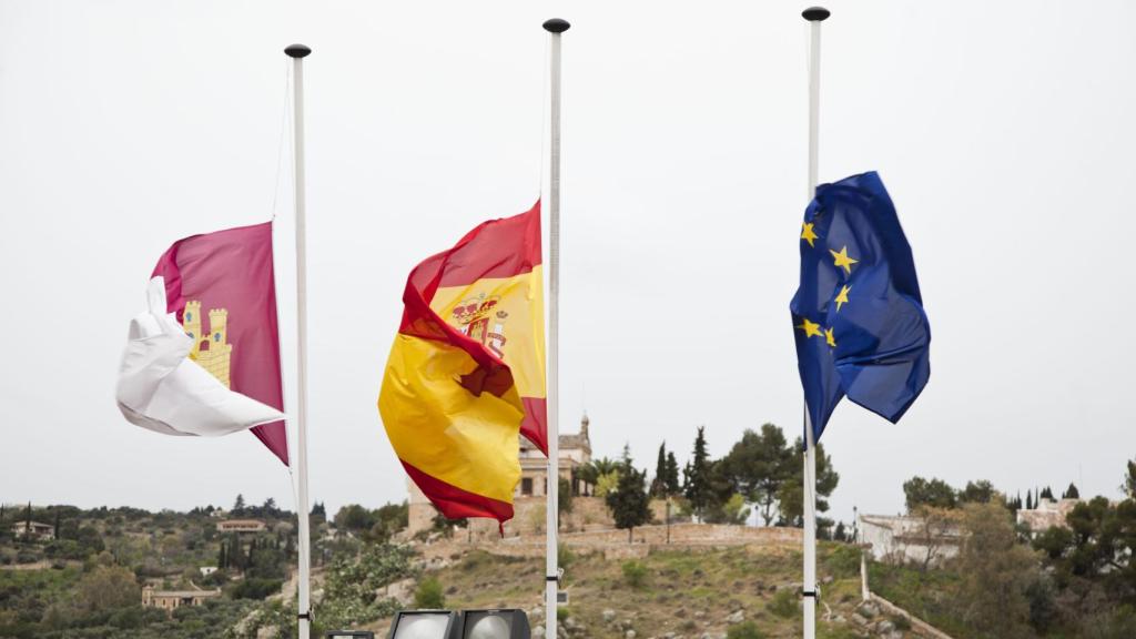 Unas banderas ondean a media asta en Toledo.