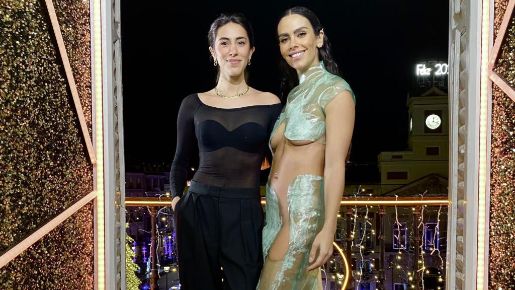Paula Ulargui junto a Cristina Pedroche y su vestido de agua hecho con biomateriales.
