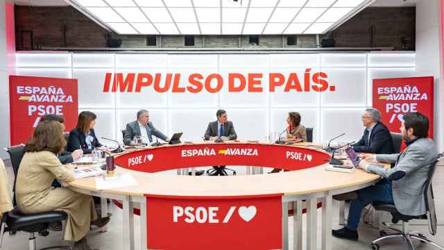 Pedro Sánchez junto a otros miembros del PSOE.