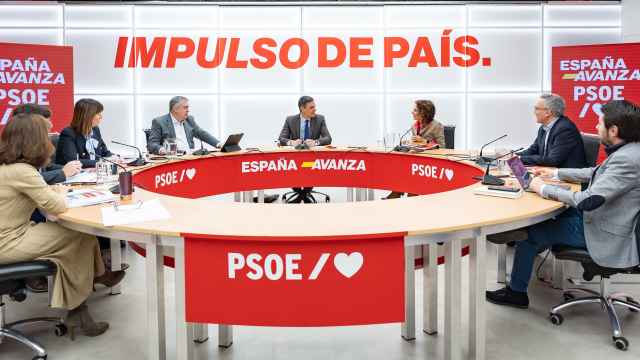 Pedro Sánchez, este lunes junto al comité organizador de la conferencia política que el PSOE celebra este fin de semana en La Coruña.