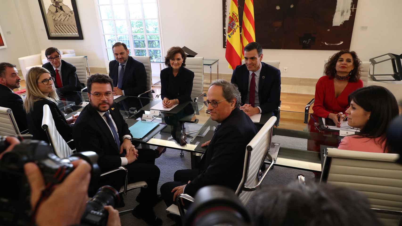 Primera reunión de la Mesa de Diálogo, el 26 de febrero de 2020. Al fondo, Illa, Ábalos, Calvo, Sánchez y Montero. Enfrente, Aragonès y Torra.