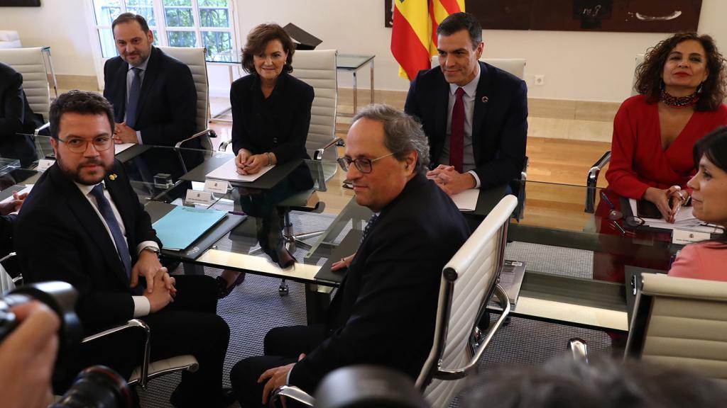 Primera reunión de la Mesa de Diálogo, el 26 de febrero de 2020. Al fondo, Illa, Ábalos, Calvo, Sánchez y Montero. Enfrente, Aragonès y Torra.