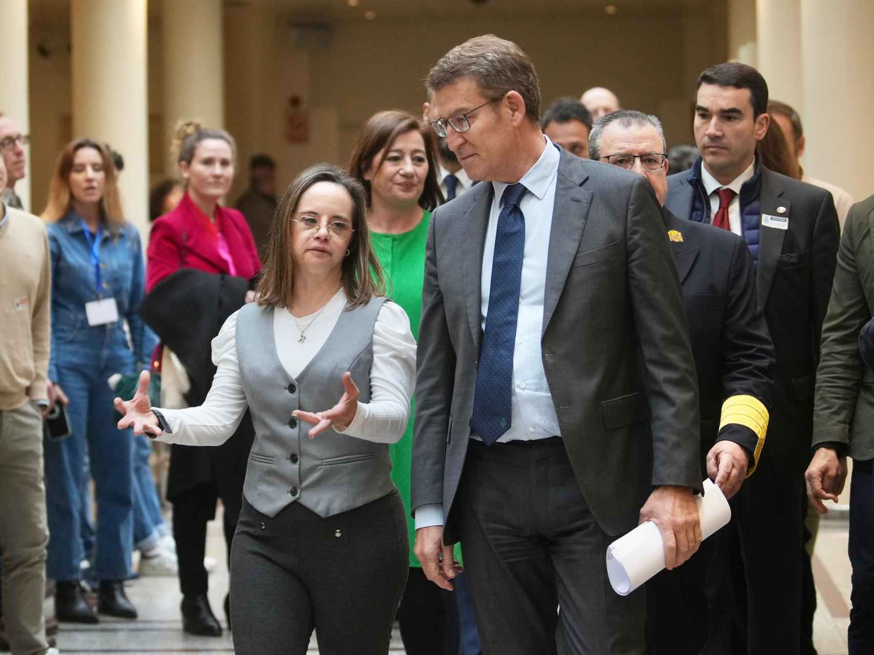 Núñez Feijóo, este martes en el Senado con Mar Galcerán, la primera diputada española con síndrome de Down.